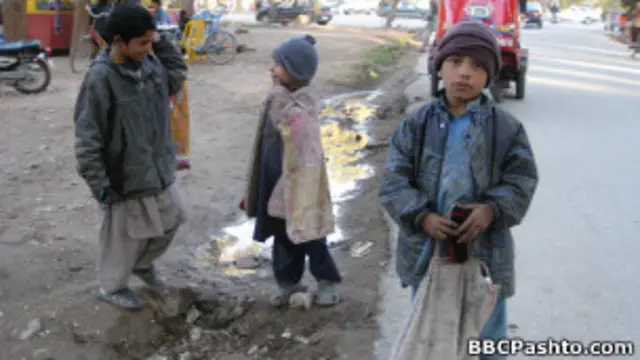  درانه کارونه، جنسي تېري، قاچاق، زده کړو او روغتيا ته نه لاسرسی او په نشه يي توکو روږدي کېدل هغه ستونزې دي چې افغان ماشومان ورسره لاس او ګروان دي.