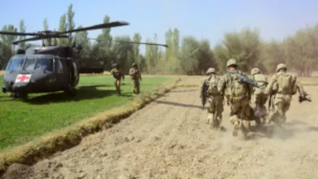 पुलिस ने बताया कि सात आत्मघाती हमलावरों ने हवाई ठिकाने पर हमला किया. तस्वीर गेटी