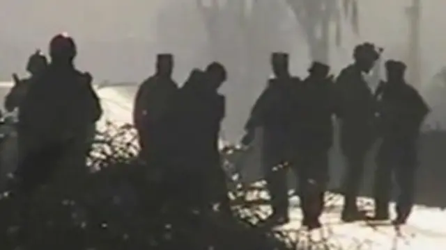 لومړي برید ګر د مرکز په دروازه کې موټر بم چاودنه وکړ.
