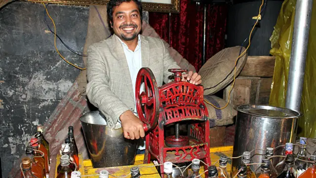 अपनी फ़िल्म के बारे में बात करने के मौके पर अनुराग इस अंदाज़ में नज़र आए.