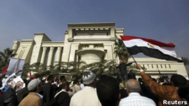 Manifestantes ante la Corte Suprema Constitucional