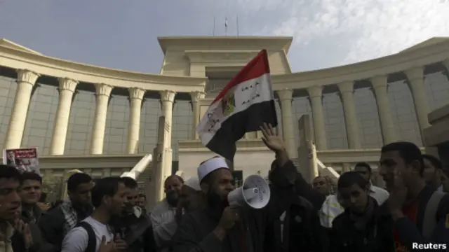 Partidarios de Morsi protestan al frente de la Corte Suprema de Justicia. 