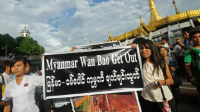 ကြေးနီစီမံကိန်းကို ကန့်ကွက်ကြသူများ။