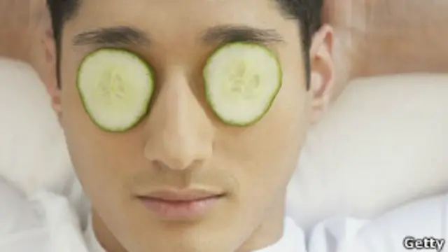 Мужчина с маской из огурцов на лице