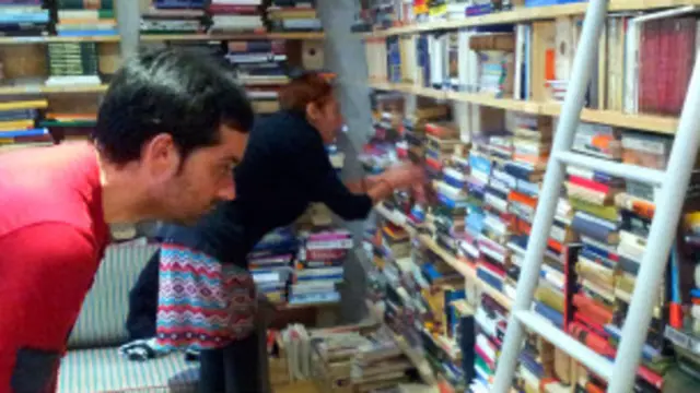 Gente mirando libros