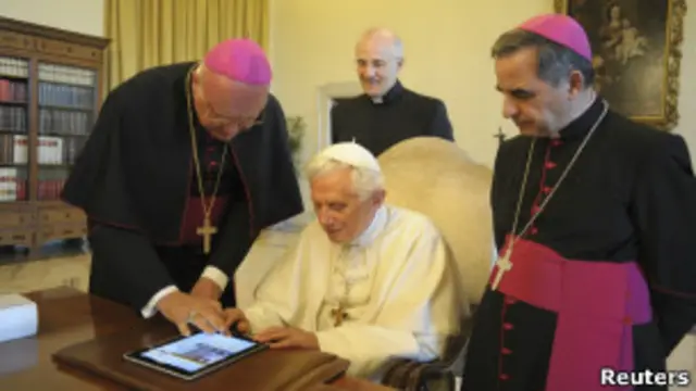 Папа римский с айпадом