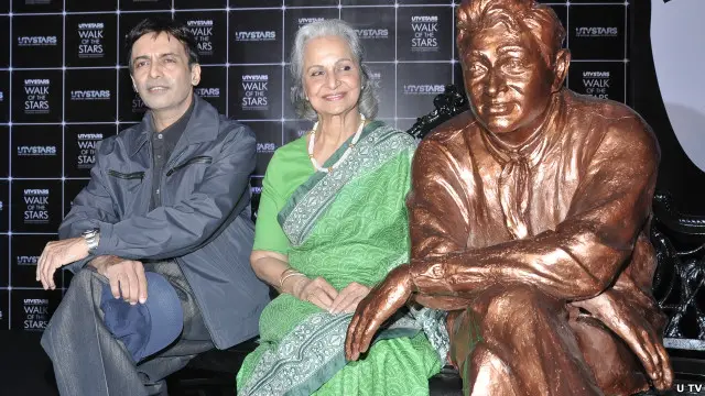 देव आनंद की मूर्ति के साथ वहीदा रहमान और सुनील आनंद