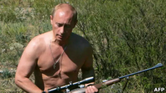 Владимир Путин с винтовкой