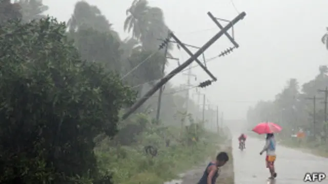 Поваленная мачта линии электропередач