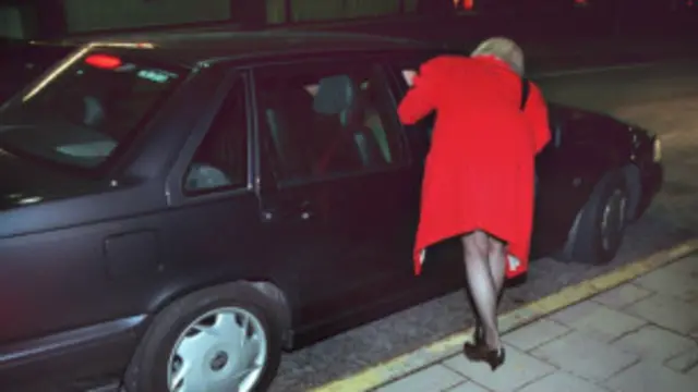 शिकायतकर्ता महिला से कार पार्किंग में मिला था