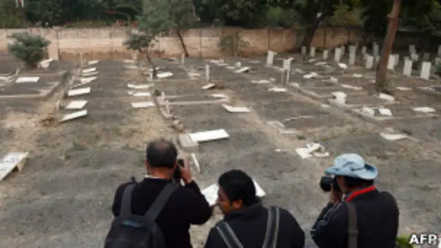 سنہ دو ہزار بارہ میں لاہور میں احمدیوں کے قبرستان کی بے حرمتی کی گئی۔ 