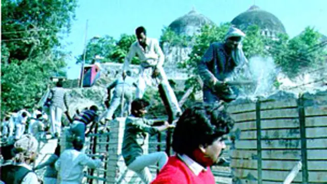 छह दिसंबर 1992 को बाबरी मस्जिद में तोड़फोड़ करते कारसेवक