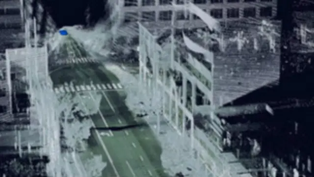 Информация, собранная с помощью Lidar (обозначена синим цветом), используется в графике зданий и указателей уличного движения