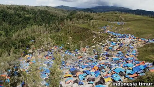 Diperkirakan ada sekitar 6.000 orang penambang liar di kawasan Gunung Botak, Pulau Buru, Maluku.