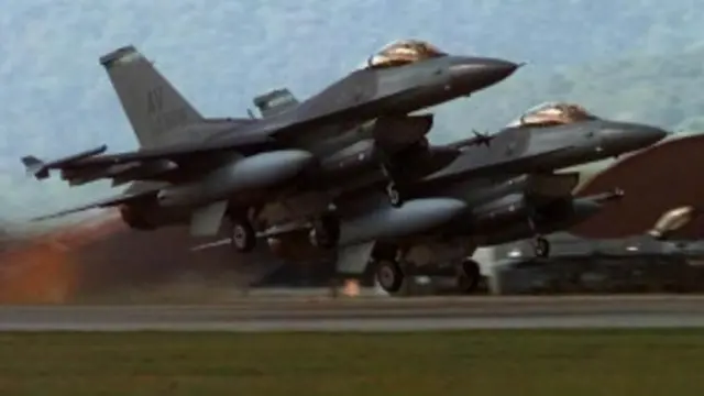 امریکہ نے مصر کو بیس ایف سولہ لڑاکا طیارے دینے کا معاہدہ کیا ہے جس میں آٹھ فراہم کیے جا چکے ہیں