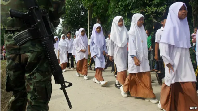 Militer mengawal parade siswa sekolah di Thailand 