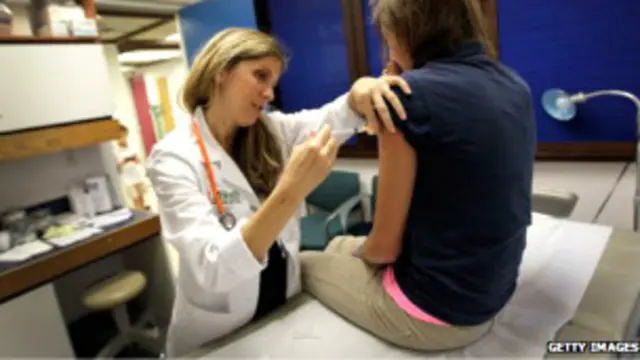 एचआईवी का टीका लगाती डॉक्टर. युगांडा में एचआईवी पॉजीटिव की बहुतायत है.