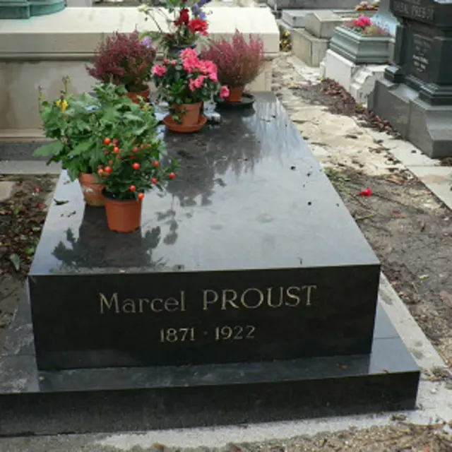 پروست در گورستان پرلاشز دفن شده است