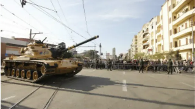 काहिरा में तनाव बढ़ा