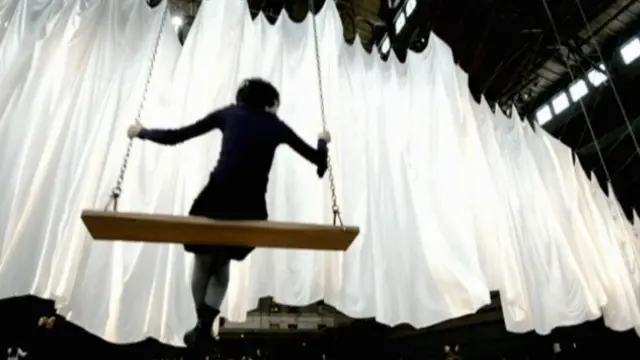 بعض علاقوں میں باغوں میں جھولے ڈالے جاتے ہیں