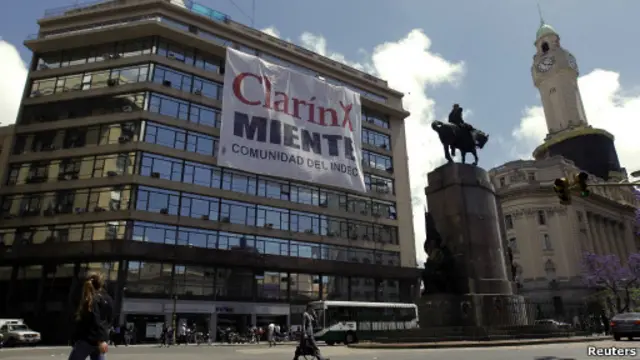 Pancarta contra Clarin en Buenos Aires