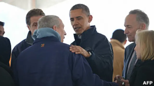 Барак Обама ободряет губернатора Нью-Йорка Эндрю Куомо 