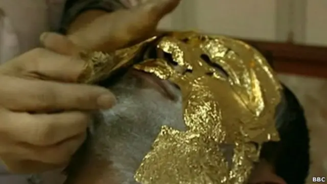 कॉस्मेटिक इलाज में नाक का आकार बदलने से लेकर, बाल उगवाने तक के इलाज़ उपलब्ध हैं.