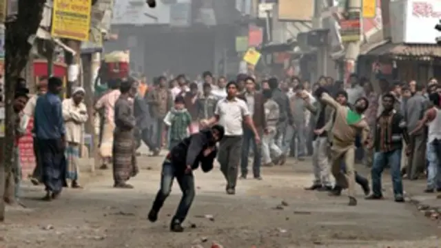 الشرطة تستخدم الرصاص الحي ضد طلاب يغلقون الشوارع