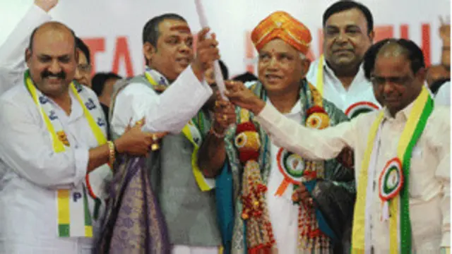 राज्यपाल ने दो बार येदियुरप्पा को विधानसभा में बहुमत साबित करने का आदेश थमाया.