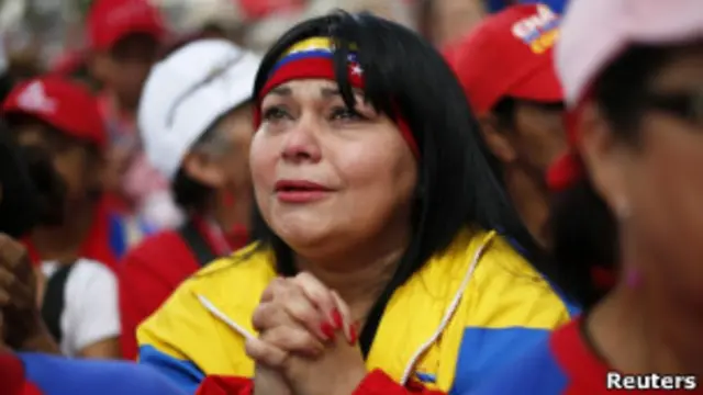 Una mujer llora en una concentración en apoyo a Chávez