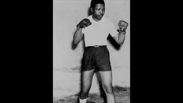 Khi còn là thanh niên ông Mandela là một người yêu thích quyền Anh. "Quyền Anh là công bằng. Trong trường đấu thì cấp bậc, tuổi tác, màu da, giàu nghèo đều không có ý nghĩa gì," ông viết trong cuốn tự truyện Long Walk to Freedom (Con đường dài tới Tự do)