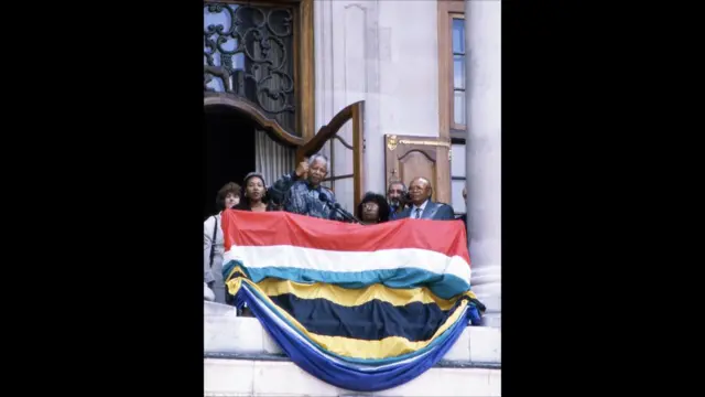 Sau khi được thả tự do, ông Mandela đã tới thăm nhiều nước và gặp gỡ các lãnh tụ thế giới vào khi ông chuẩn bị ra tranh cử Tổng thống. Ông được tiếp đón tại South Africa House ở London nơi những cuộc biểu tình chống chế độ apartheid diễn ra suốt ngày đêm.