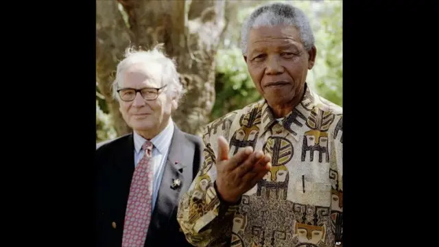 Không chỉ là một trong những nguyên thủ quốc gia được yêu thích, ông còn trở thành một thần tượng thời trang với những chiếc áo sơmi màu sặc sỡ. Trong bức ảnh này, ông hỏi các phóng viên họ nghĩ gì về áo sơmi của ông sau bữa ăn với nhà thiết kế thời trang Pierre Cardin (trái).