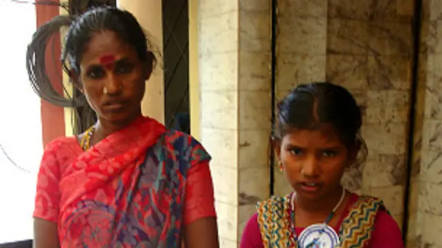 जन सुनवाई में अपनी बेटी के साथ मौजूद एक देवदासी.