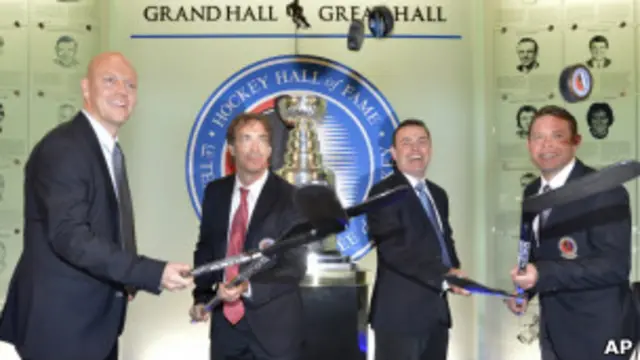 Вместе с Павлом Буре (на фото справа) на торжественной церемонии в Торонто в Зал славы НХЛ включили шведа Матса Сундина и канадцев Джо Сакика и Адама Оутса