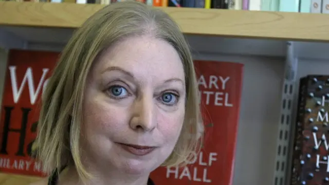 Hilary Mantel, kelahiran 1952, dikenal melalui karya-karya novel sejarahnya. Dia dua kali meraih Booker Prize, yaitu diantaranya pada 2009 melalui novelnya Wolf Hall.