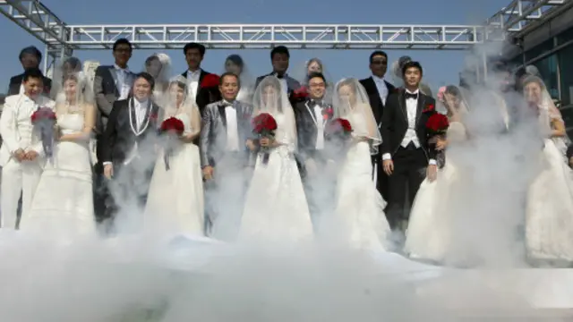 हॉन्गकॉन्ग में 12/12/12 को 12 जोड़ों ने एक साथ शादी की. 