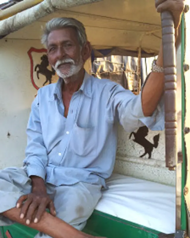 गुजरात में एक ऑटो रिक्शा ड्राइवर