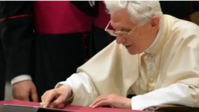 आईपैड का इस्तेमाल करते पोप