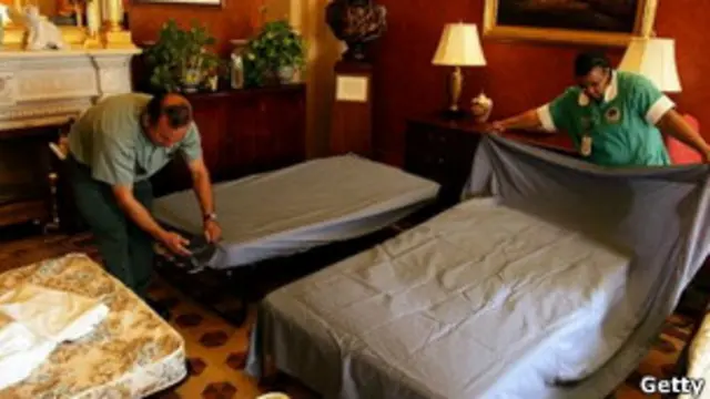 Trabajadores prepraran camas en el Senado