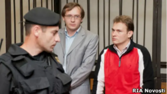 Как выяснилось, члена партии "Яблоко" Максима Петлина (справа) спецслужбы прослушивали с 2010 года