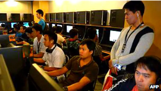 इंटरनेट का इस्तेमाल करते हुए लोग.