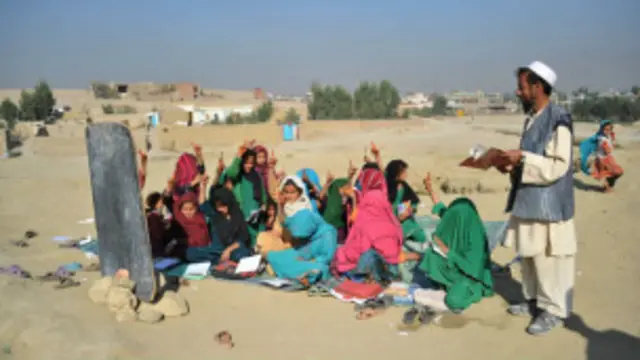 د پوهنې وزارت په داسې حال کې د پوهنې د کیفیت لوړولو د پروګرام خبره کوي، چې د هېواد ګڼو سیمو کې ښوونځي ودانۍ نه لري.