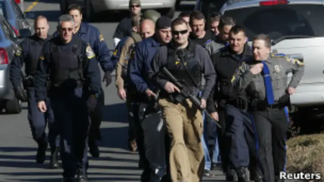 policía de Connecticut controla las afueras de la escuela Sandy Hook de Newtown