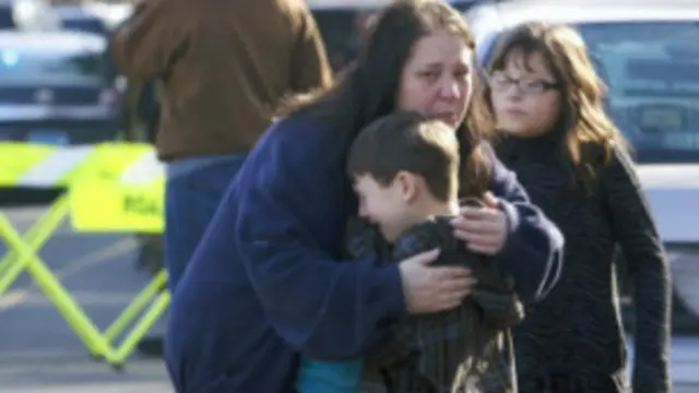 घटना से स्तब्ध एक मां अपने बच्चे के साथ.