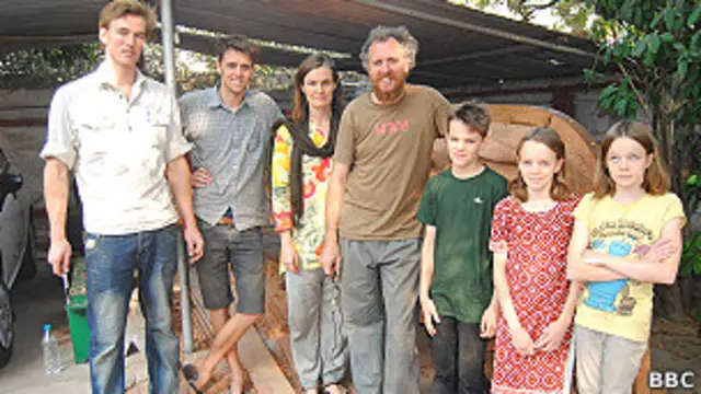 एंड्रयू अपने परिवार के साथ