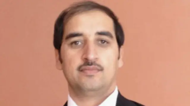 ښاغلي سالارزي بي بي سي ته وویل، ولسمشر پر دې اند دی چې باید د ولسي جرګې مصوبې ته درناوی وشي،‌ او هغه کاندید وزیزان چې دوه تابعیته لري، باید له خپل تابعیت نه تېر شي.
