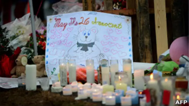 Свечи и игрушки в память о убитых детях остаются на своих местах и после Рождества и недавнего сильного снегопада