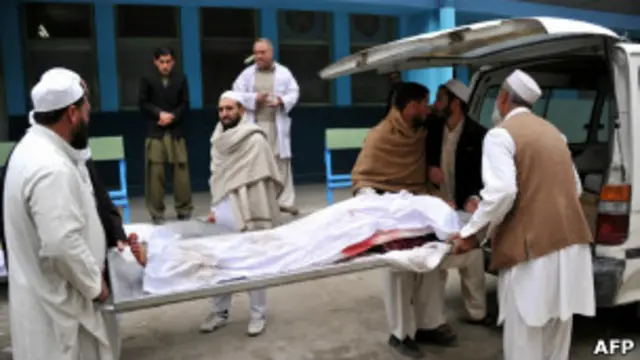 Тело одной из убитых помещают в автомобиль