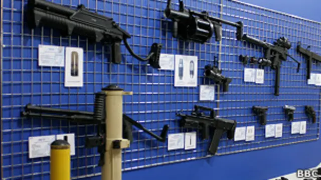 Стенд со стрелковым оружием на выставке "Интерполитех"